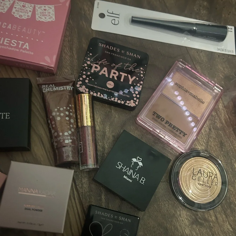 random makeup bundle - Picture 2 of 3